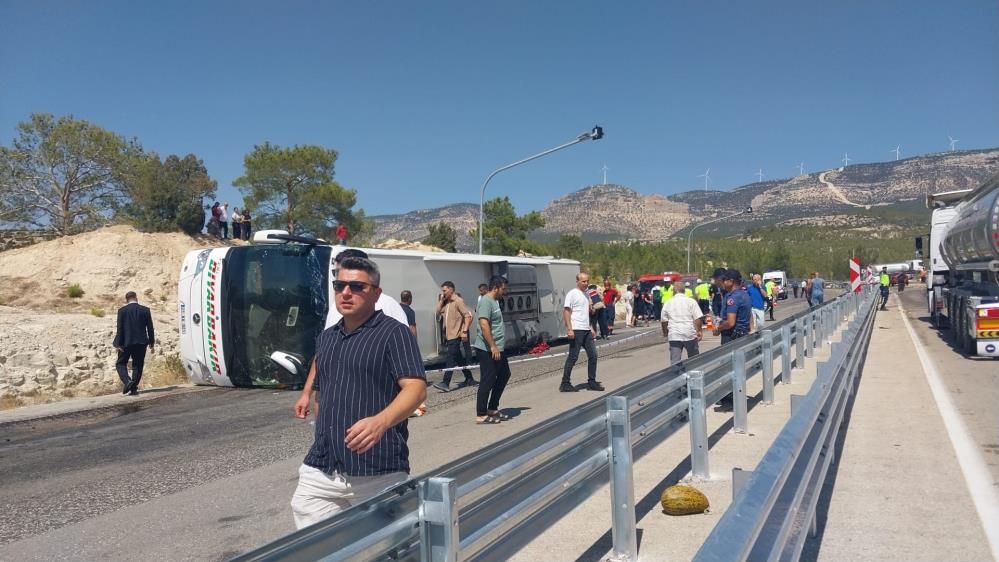 Ölüm virajında feci kaza: Üç ölü, yedi yaralı