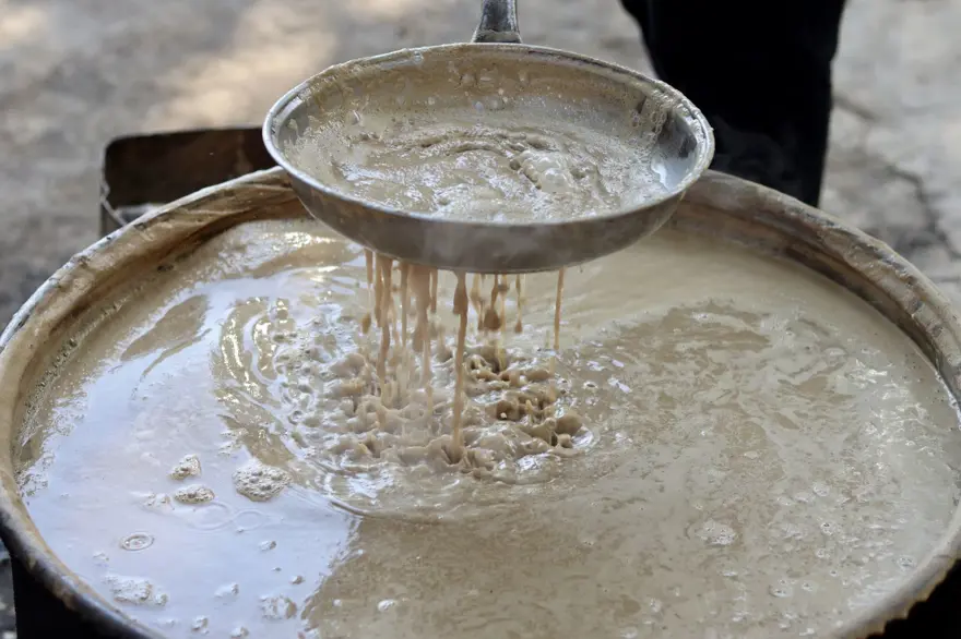 Taştan oyulmuş havuzlarda toplanıp 6 saat kaynatılıyor: Osmaniye'de yapımına başlandı 4 Taştan oyulmuş havuzlarda toplanıp 6 saat kaynatılıyor: Osmaniye'de yapımına başlandı 4