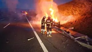 Savaştepe'de otobanda bariyerler çarpan araç yandı: 2 yaralı