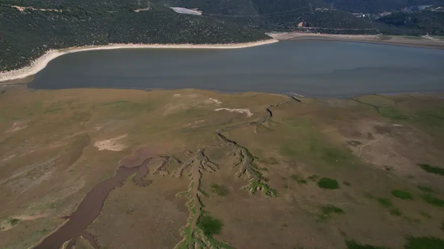 Göl resmen çöle döndü: Yüzde 90'ı kurudu, metrelerce çekildi 4