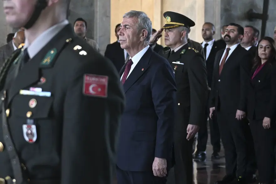 Mansur Yavaş ve Ankara'nın yeni belediye başkanları Anıtkabir'de 16 Mansur Yavaş ve Ankara'nın yeni belediye başkanları Anıtkabir'de 16