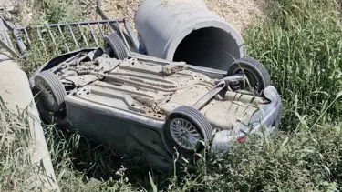 Pikapla çarpıştı, su kanalına devrildi: 2 kişi yaralandı