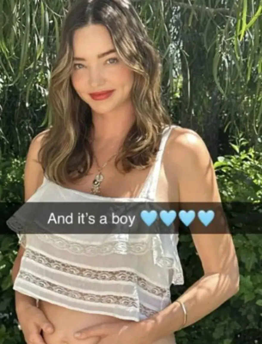 Dördüncü kez anne olmaya hazırlanan Miranda Kerr'den karnı burnunda poz 2