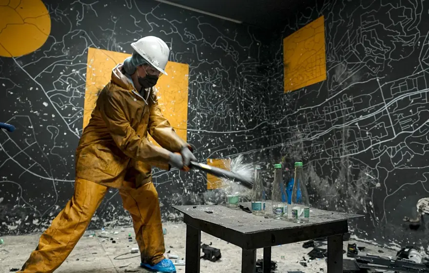 "Deşarj odası"na ilgi yoğun: Balyoz veya beyzbol sopasıyla kırıp döküyorlar 8