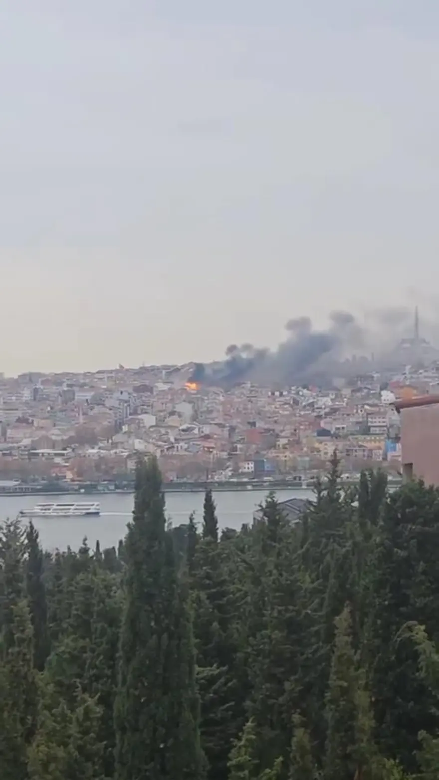 Fatih’teyangın: Binadan yükselen duman birçok noktadan görülebiliyor 1