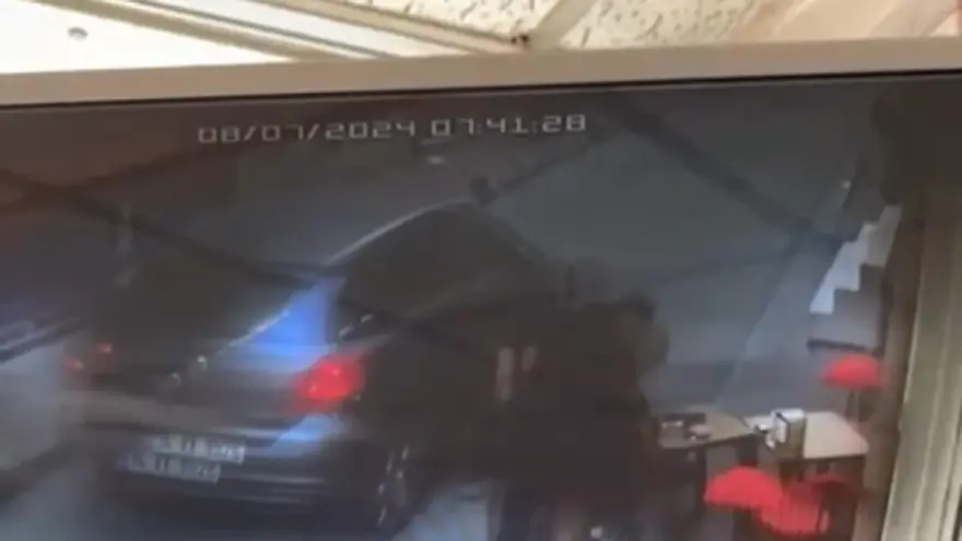 Fatih'te korku dolu anlar: Baygınlık geçirip otomobilin altında kaldı 2 Fatih'te korku dolu anlar: Baygınlık geçirip otomobilin altında kaldı 2