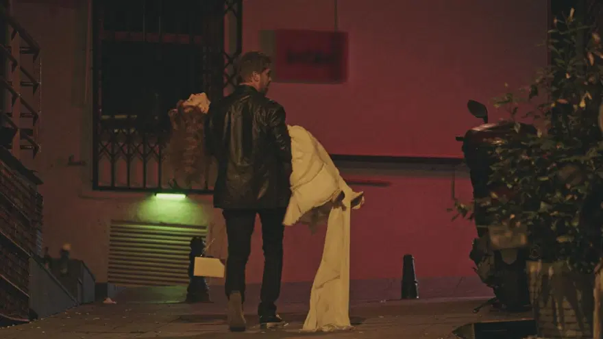 Engin Altan Düzyatan ve Elçin Sangu’nun başrolde olduğu Star'ın yeni dizisi Çöp Adam'dan fragman ve ilk fotoğraflar 2