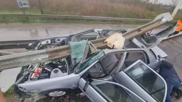Kocaeli'nde bariyer araca ok gibi saplandı