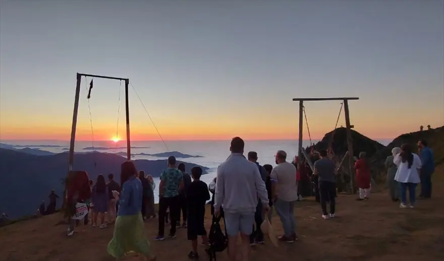 "Bulut denizi" için 2 bin 700 rakımlı yaylada kayık yaptı 6