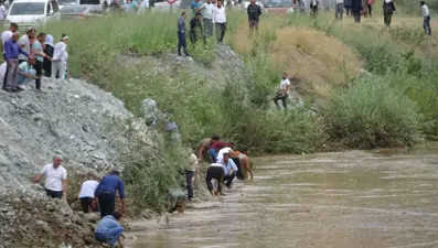 Yüksekova'da sel: Balıklar için birbirleriyle yarıştılar