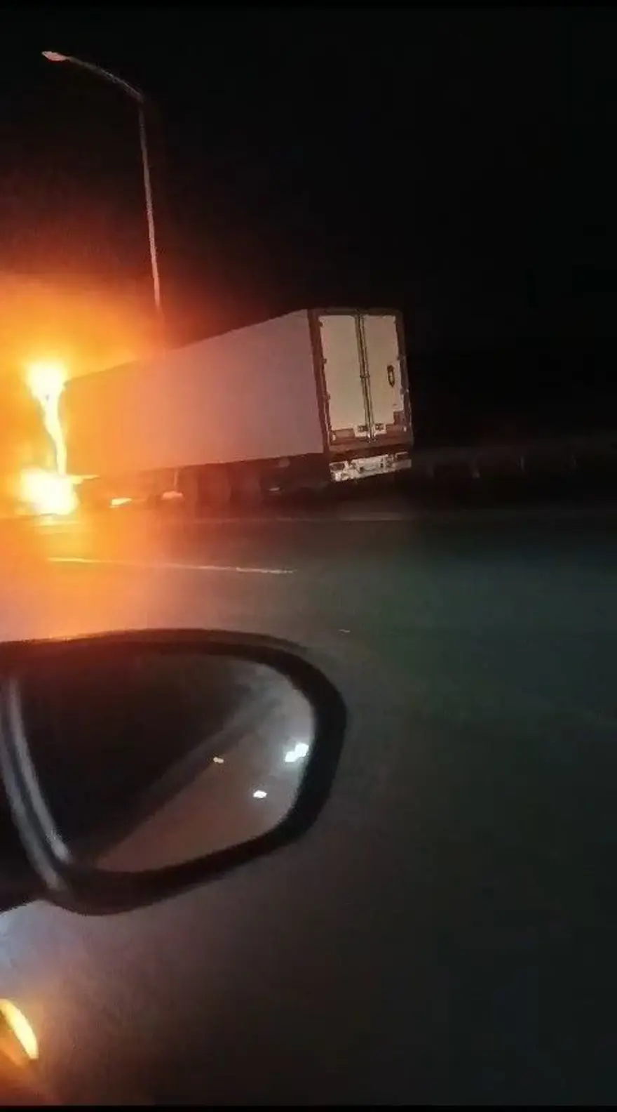 Bursa - İstanbul Otoyolu’nda TIR yangını 2 Bursa - İstanbul Otoyolu’nda TIR yangını 2