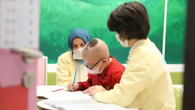 Üniversite hastanesine 'özel sınıf' ("Öğretmenim elimi tut projesi")