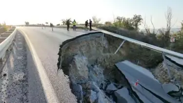 Kuşadası'nda yol çöktü: İstinat duvarından sonra onarılacak