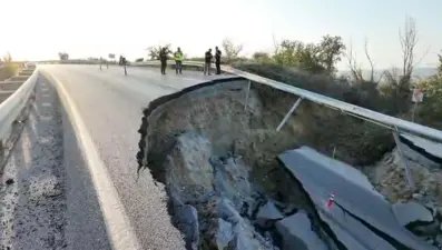 Kuşadası'nda yol çöktü: İstinat duvarından sonra onarılacak