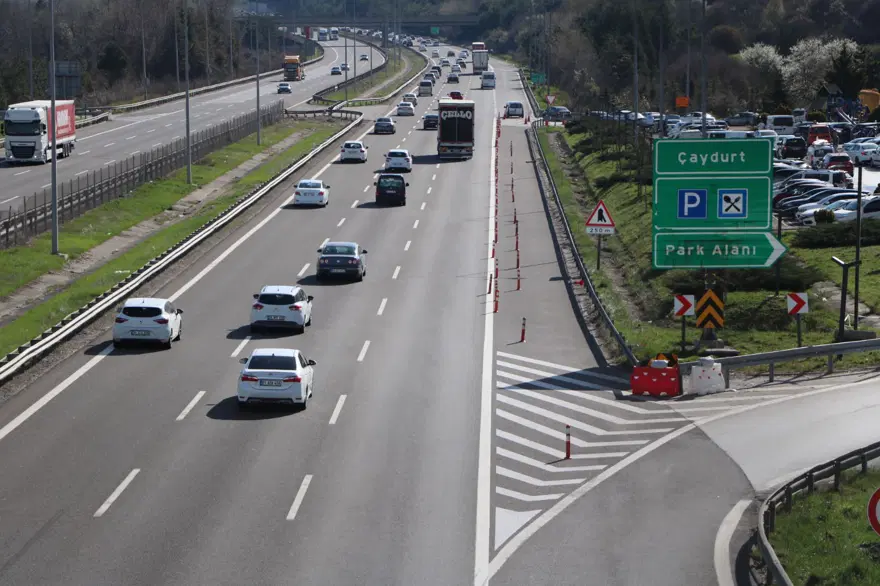 Bolu geçişinde bayram trafiği yoğunluğu azaldı 1 Bolu geçişinde bayram trafiği yoğunluğu azaldı 1