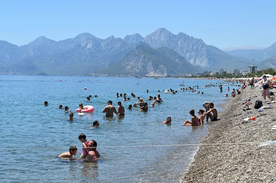 Antalya'da sıcaktan bunalan sahile koştu 2 Antalya'da sıcaktan bunalan sahile koştu 2