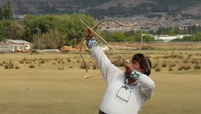 Erzincan'da kemankeşler, oklarını en uzağa atmak için yay gerdi