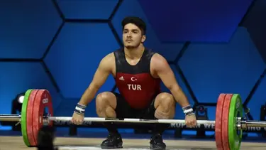 Furkan Özbek, rekor kırarak dünya şampiyonu oldu