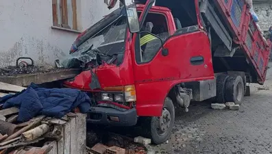 Manisa'da kamyon eve çarptı: Bir ölü, iki yaralı