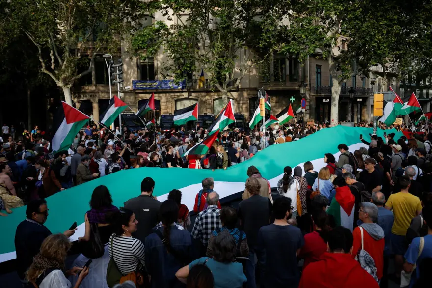 BİNLERCE KİŞİ İSPANYA SOKAKLARINDAYDI 3 BİNLERCE KİŞİ İSPANYA SOKAKLARINDAYDI 3