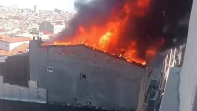 Esenler'de yangın: 5 katlı binadan alevler yükseldi