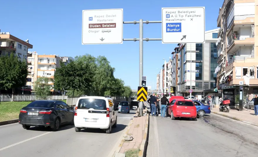 Sınav dönüşü feci kaza: Sürücü sıkıştı, 1’i bebek 5 çocukyaralandı 