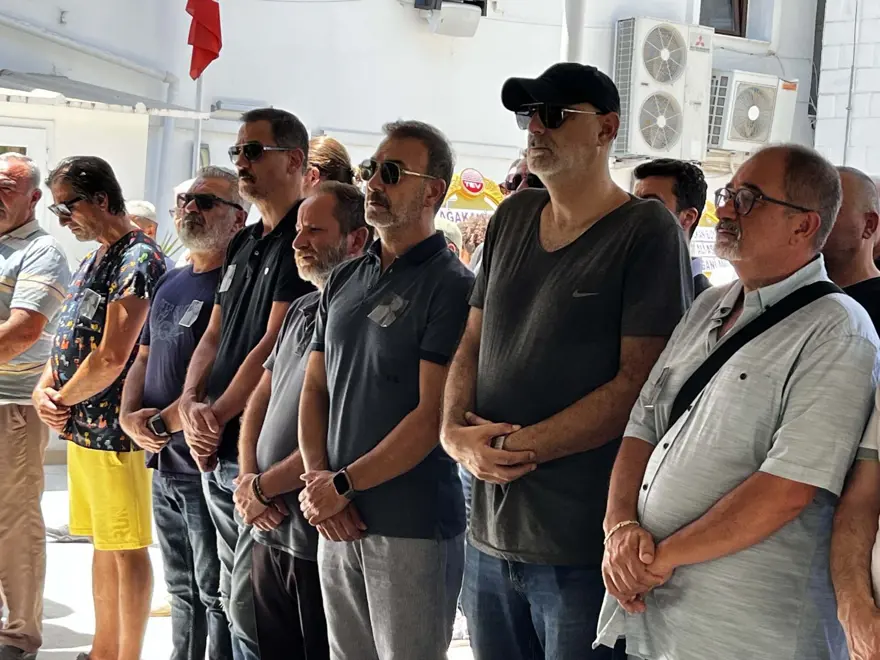 Oyuncu Hakan Yılmaz’ın babası son yolculuğuna uğurlandı 1