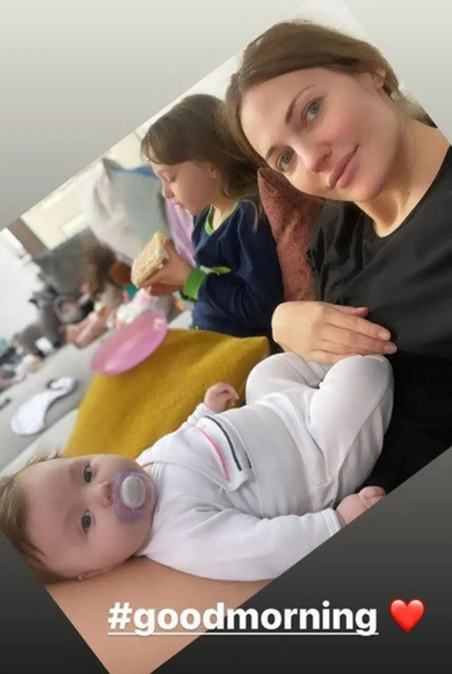 Meryem Uzerli ve kızları 2