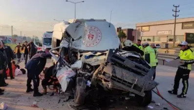 Bursa'da sporcuları taşıyan minibüs kamyona çarptı: 1 ölü 16 yaralı