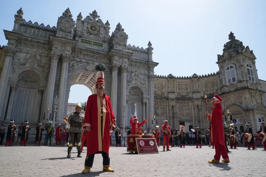 Mehteran Birliği yaz dönemi gösterileri Dolmabahçe Sarayı'nda başladı Mehteran Birliği yaz dönemi gösterileri Dolmabahçe Sarayı'nda başladı