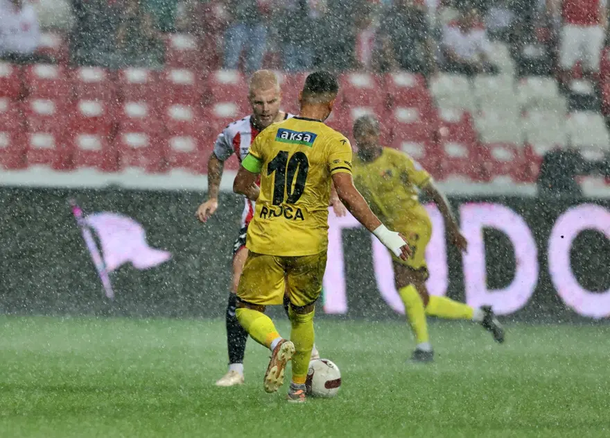 Samsunspor - İstanbulspor maçı yağış nedeniyle ertelendi 6 Samsunspor - İstanbulspor maçı yağış nedeniyle ertelendi 6