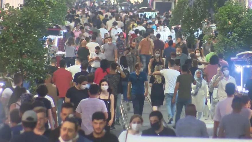 İstiklal Caddesi'nde hafta sonu yoğunluğu İstiklal Caddesi'nde hafta sonu yoğunluğu
