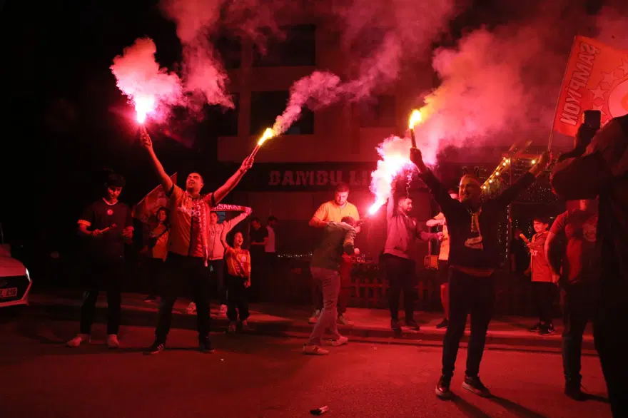 Galatasaray taraftarı sokağa döküldü 17 Galatasaray taraftarı sokağa döküldü 17