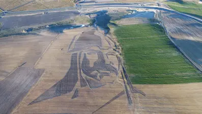 121 dönüm tarla üzerine Sultan Alparslan silüeti