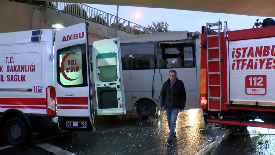 Bakırköy'de çevik kuvvet otobüsü üst geçide çarptı 3