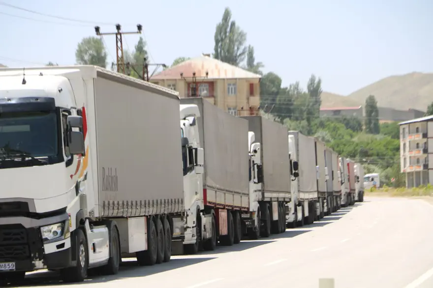 Türkiye-İran sınırında 5 kilometrelik TIR kuyruğu 3 Türkiye-İran sınırında 5 kilometrelik TIR kuyruğu 3