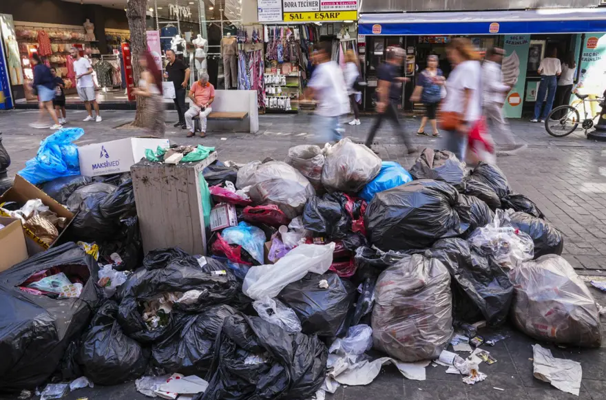 İzmir sokaklarındaki çöplere mazotla haşere önlemi 3 İzmir sokaklarındaki çöplere mazotla haşere önlemi 3