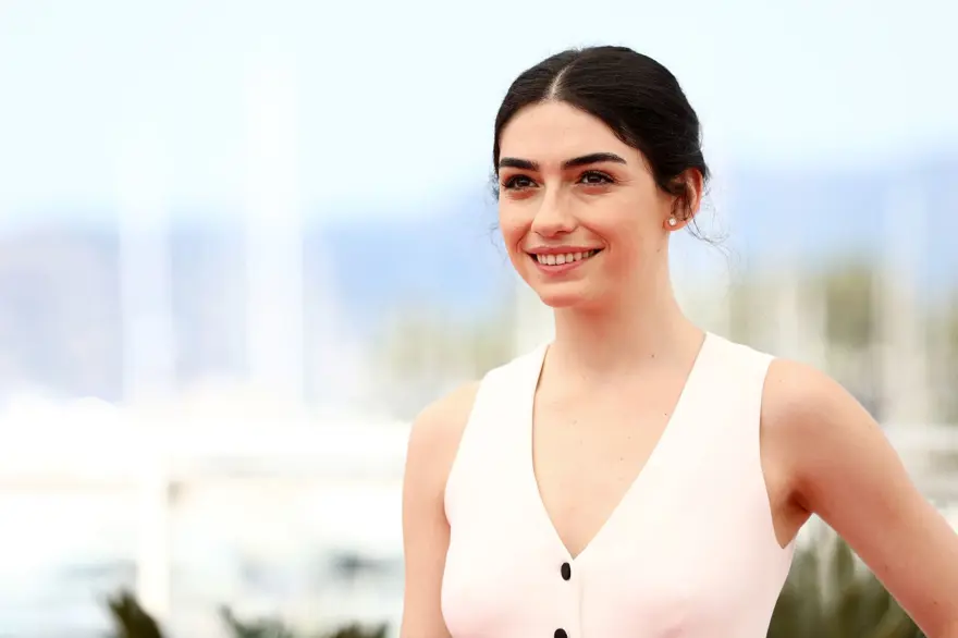 Hazar Ergüçlü yapımcı oluyor 1 Hazar Ergüçlü yapımcı oluyor 1