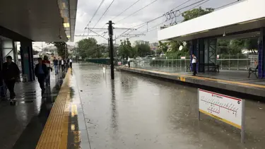 İstanbul'daki şiddetli yağış ulaşımı vurdu