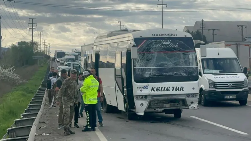 İki servis aracı çarpıştı: 5’i askeri personel, 16 yaralı 2