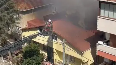Ümraniye'de ev yangını: Mahsur kalanlar halatla kurtarıldı