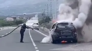 Seyir halindeyken yanan lüks araç küle döndü