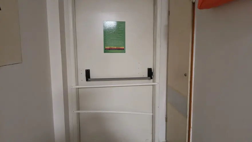 Hastanenin acil çıkış kapıları kablo kanallarıyla kapatıldı 5