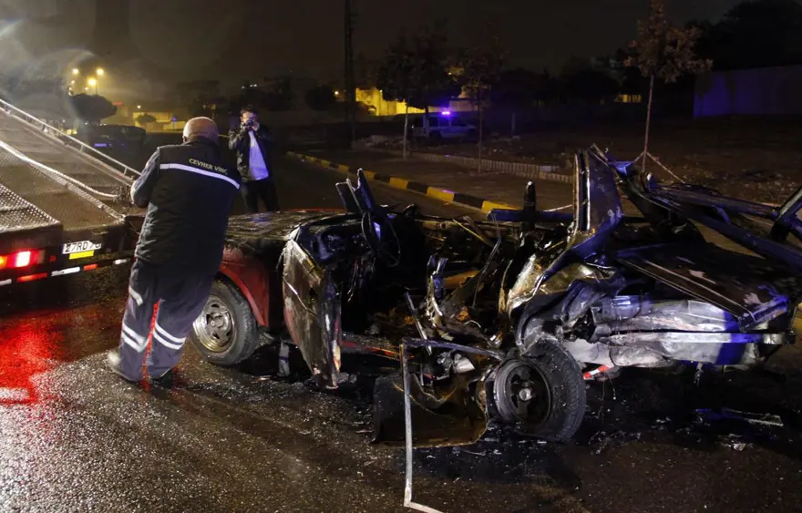 Kaza yapan otomobilin şoförü yanarak can verdi 4