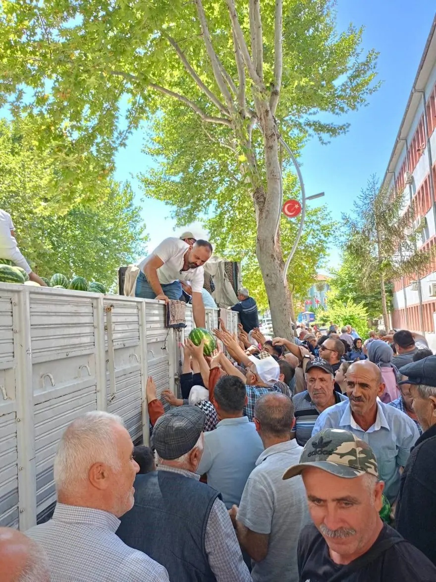 17 ton karpuzu bedava dağıttı! 45 dakikada bitti 3 17 ton karpuzu bedava dağıttı! 45 dakikada bitti 3