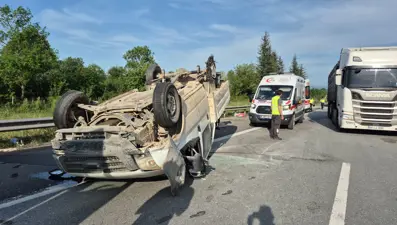 Lastiği patlayan pikap otoyolda takla attı