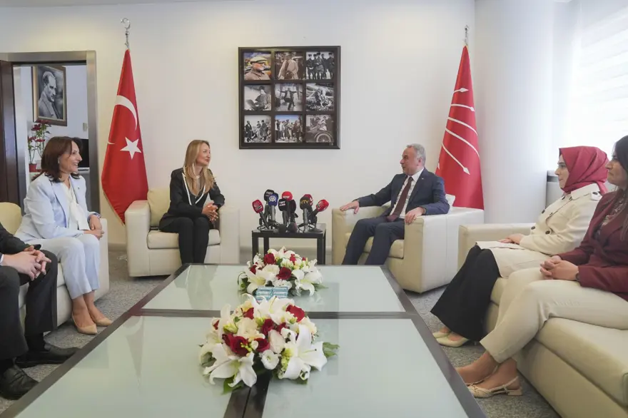 Ankara’da siyasipartiler arasında bayramlaşma günü: AK Parti-CHP bayramlaşmasında"birlikte çalışma" mesajları 1 Ankara’da siyasipartiler arasında bayramlaşma günü: AK Parti-CHP bayramlaşmasında"birlikte çalışma" mesajları 1