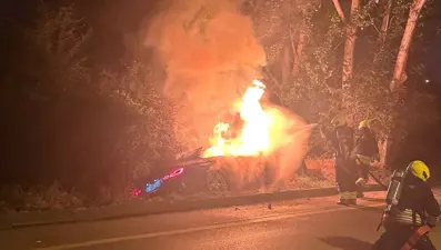 Alev alan otomobil kullanılamaz hale geldi