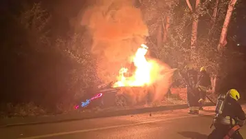 Alev alan otomobil kullanılamaz hale geldi