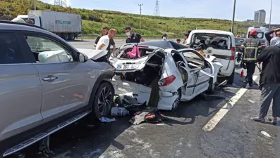 TEM'de 6 araçlı zincirleme kaza: 9 yaralı